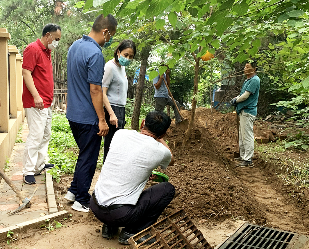 1天南街道纪工委在中滩村北三街对积水点改造工程进行监督检查。王颖 摄.jpg