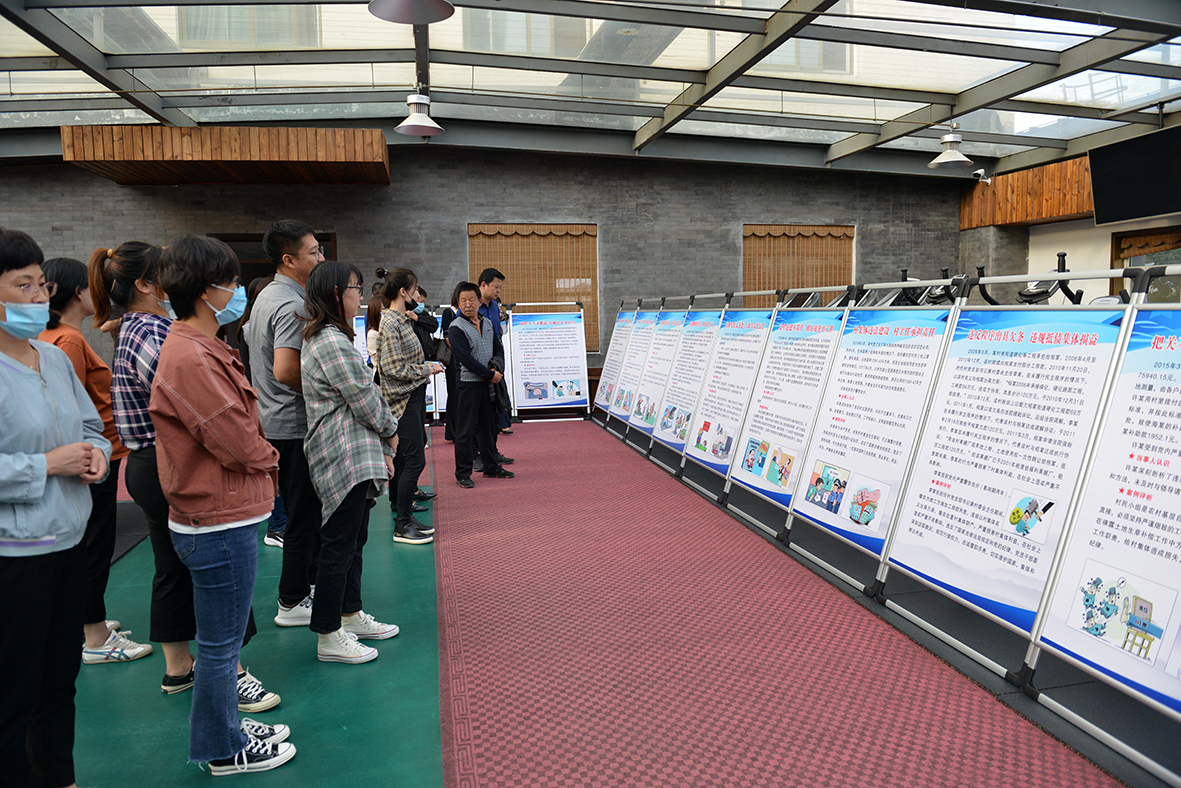1.区委宣传部组织党员干部参观纪律教育巡展.JPG