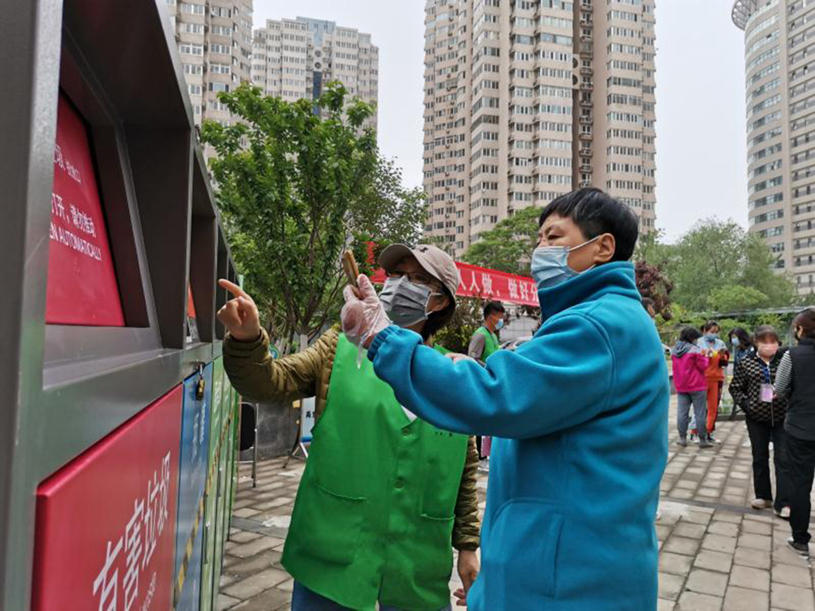 潘家园街道华威里社区纪委结合《北京市垃圾分类管理条例》实施要求，监督垃圾分类工作落实情况。摄影 魏姣姣.jpg