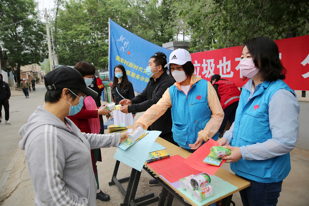 1.花乡樊家村纪检委员参与垃圾分类宣传活动，积极引导辖区居民主动参与垃圾分类，增强环保意识。张晴 摄.jpg