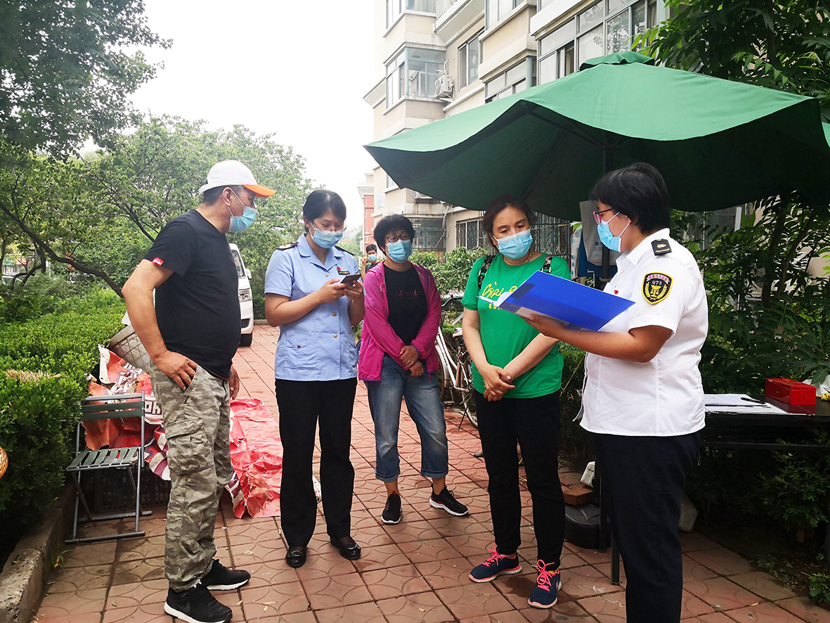 1天通苑南街道天通东苑第四社区纪检委员梅海燕对市民服务热线反映的问题点位执法检查情况进行监督。陶培 摄.jpg