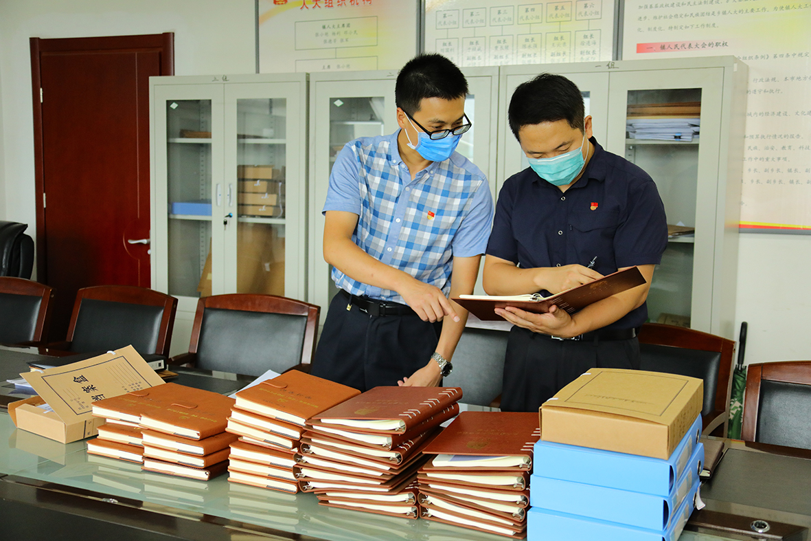 1区纪委监委第一监督检查室前往张家湾镇，对领导班子成员开展理论学习中心组学习情况进行检查。（曹屾 摄）.JPG