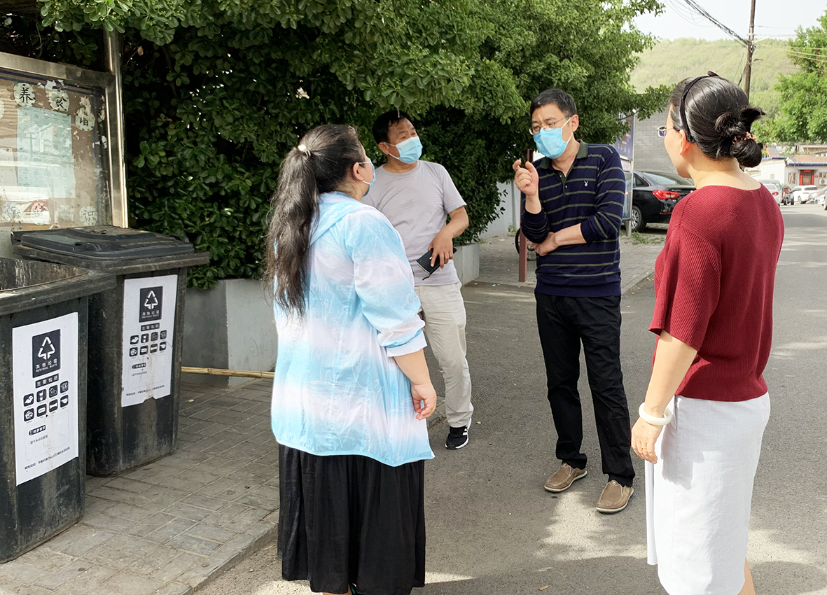 1广宁街道新立街社区监察信息员就社区垃圾分类展开实地调研。蔡文娟摄.jpg
