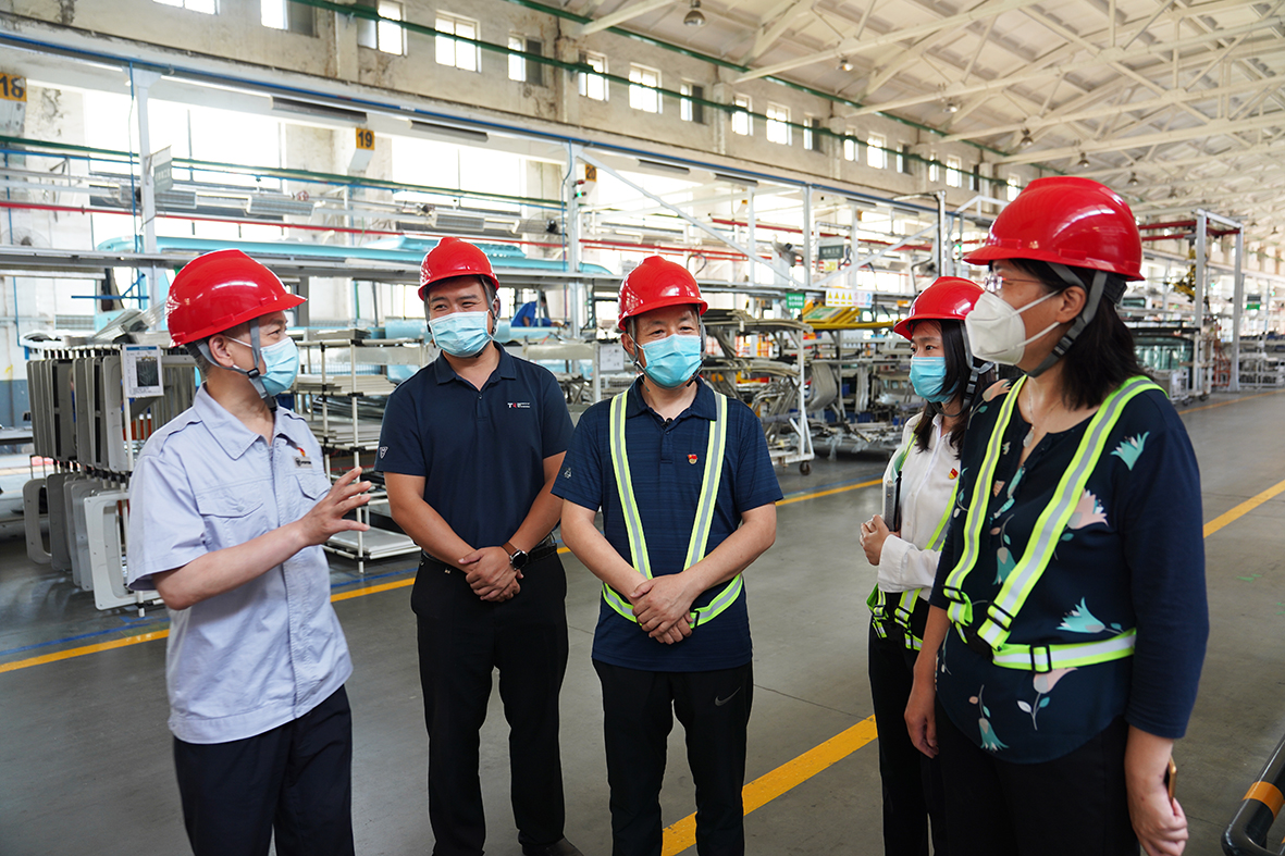 1驻区发展改革委纪检监察组到北汽福田汽车股份有限公司，对优化营商环境相关政策落实情况开展监督检查。张博 摄.JPG