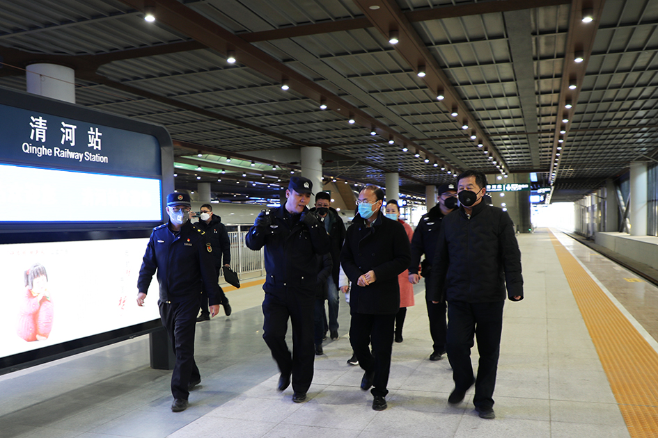 【图1】区委常委、区纪委书记、区监委主任鲍雷赴京张高铁清河站监督检查冬奥基础设施周边环境提升和安全保障工作。.JPG